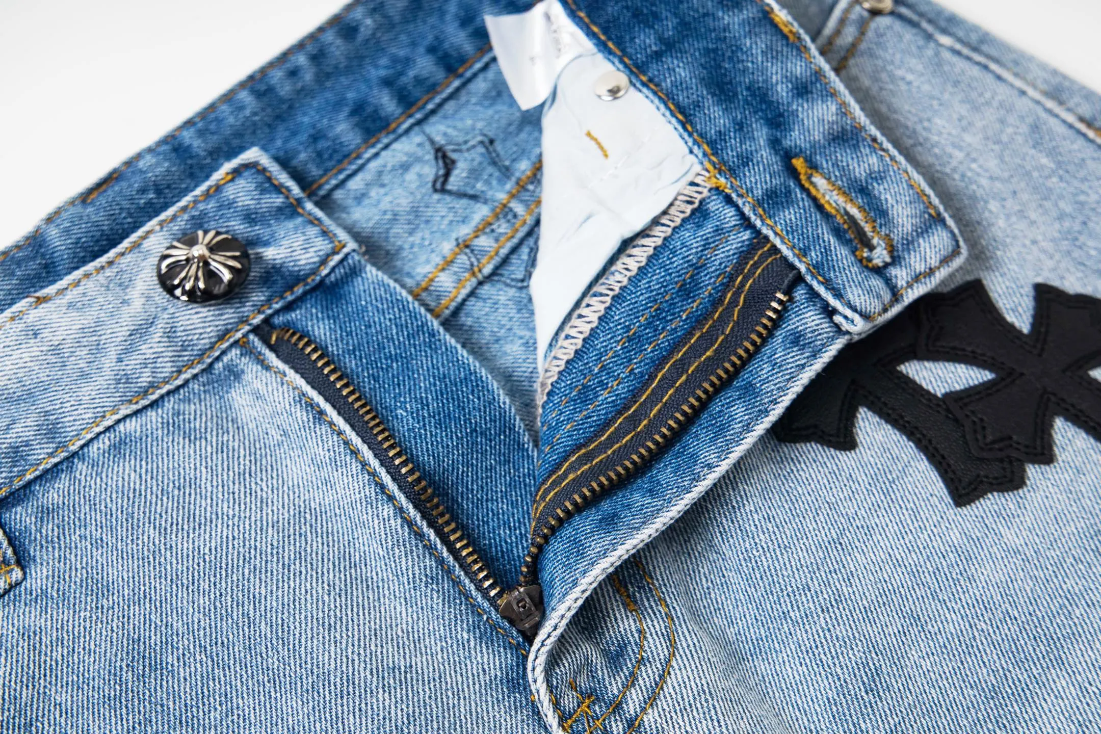 P240 Chrome Hearts light blue, black and white multi-quick leather couple jeans are a hot item this season and are sought after by countless celebrities and fashionistas. The neat details of the cutting process add color to the playful fashion! The neat and meticulous design, and the well-fitting structure is unique. The upper body not only has outstanding recognition, but also looks younger and younger. A style with the ultimate wearing meaning and performance, gorgeous color matching, and the craftsmanship of this style is also extremely extraordinary. After the finished product is washed, it is disassembled and hand-made with sheepskin cross leather and then spliced ​​together to complete. The whole piece has too many craftsmanship to describe. It is decorated with patchwork cross flowers and high-waisted washed jeans! ! Absolutely high-end luxury product, a god-level single product, a super popular product, made by top heavy industry, a magic weapon that cannot be missed. Style number: 1830# Size: 28 30 32 34 36 Color: light blue